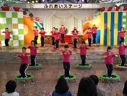 ふれあいステージでトランポ