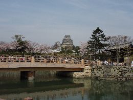 姫路城入口からの姫路城